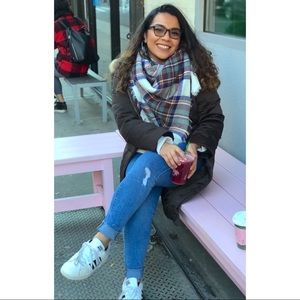 Meet your Posher, Nury